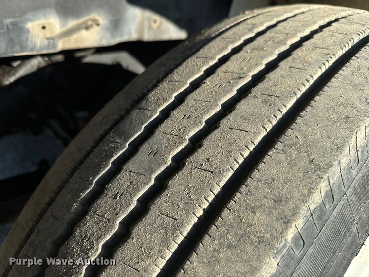 image for item EJ2831 2000 International  4900 crane truck