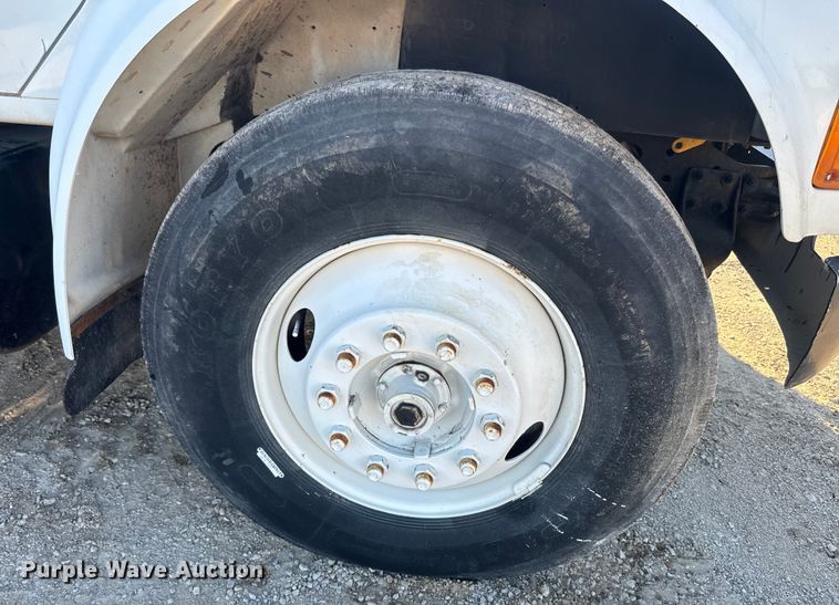 image for item EJ2831 2000 International  4900 crane truck