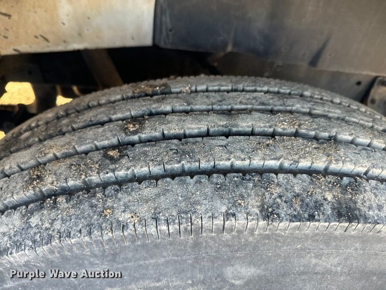 image for item EJ2831 2000 International  4900 crane truck