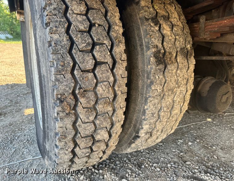 image for item EJ2831 2000 International  4900 crane truck