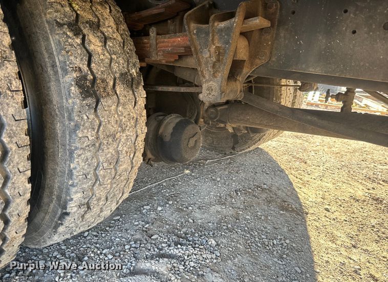 image for item EJ2831 2000 International  4900 crane truck