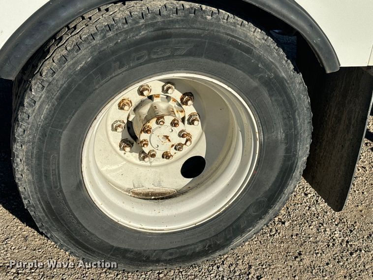 image for item EJ2831 2000 International  4900 crane truck