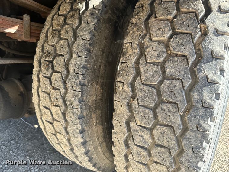 image for item EJ2831 2000 International  4900 crane truck