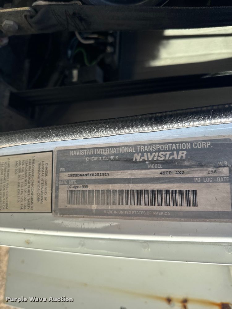 image for item EJ2831 2000 International  4900 crane truck