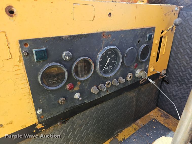 image for item EJ5528 Morooka MST700 track carrier