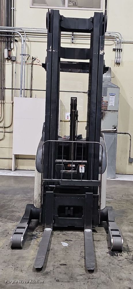 image for item EJ5549 Crown 5200 Series order picker