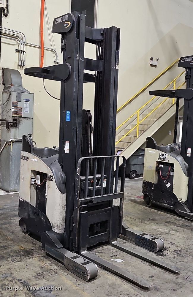 image for item EJ5549 Crown 5200 Series order picker