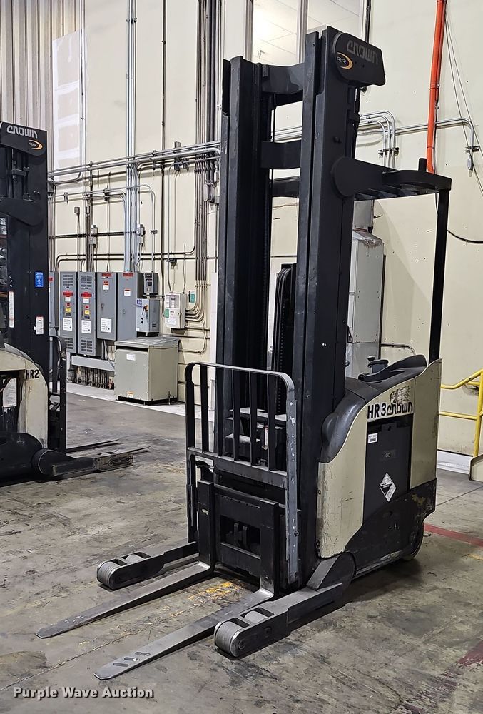 image for item EJ5550 Crown 5200 Series  order picker