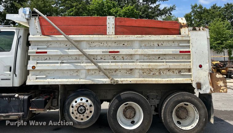 image for item EK4653 2000 Sterling L-Line dump truck