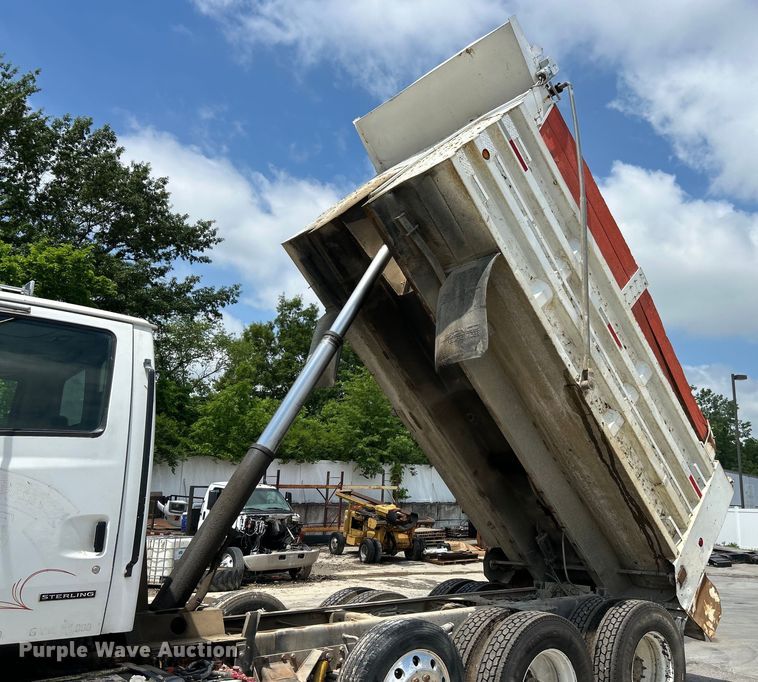 image for item EK4653 2000 Sterling L-Line dump truck