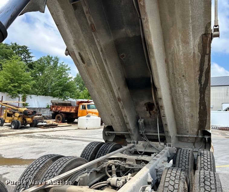 image for item EK4653 2000 Sterling L-Line dump truck