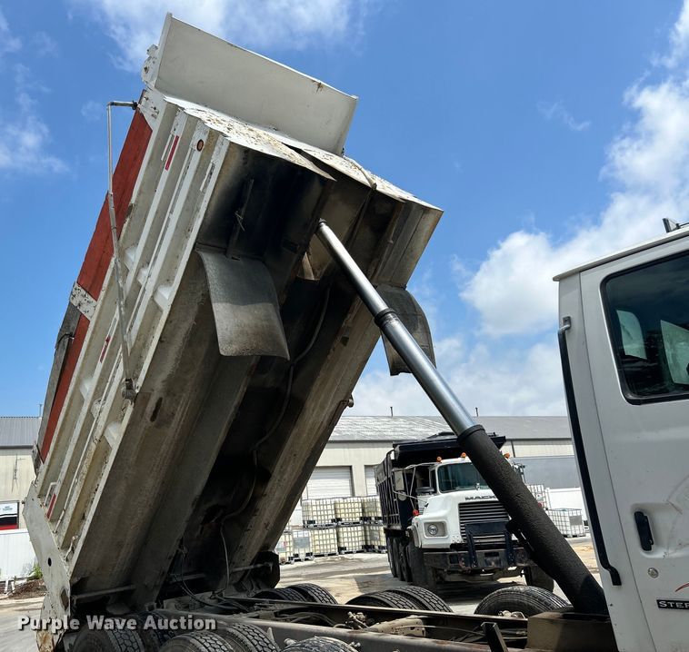 image for item EK4653 2000 Sterling L-Line dump truck