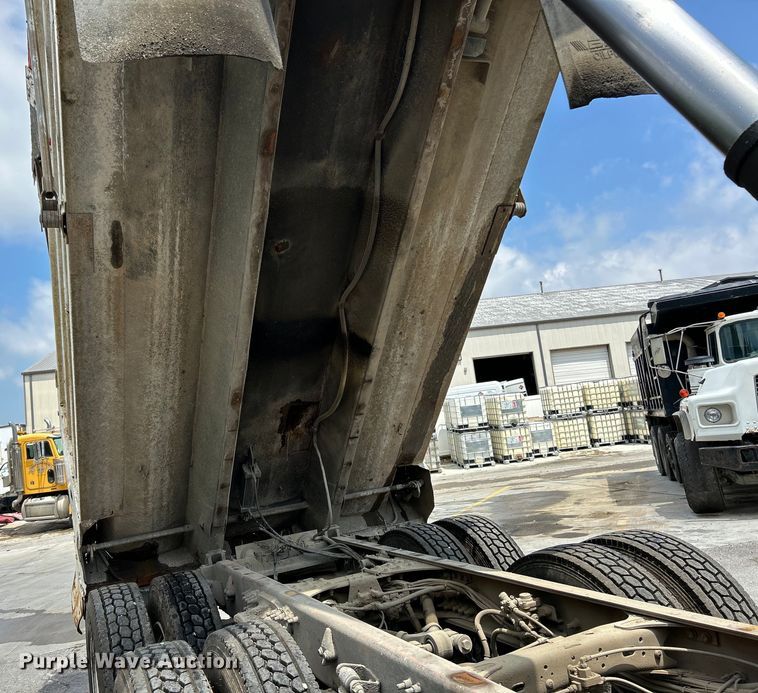 image for item EK4653 2000 Sterling L-Line dump truck