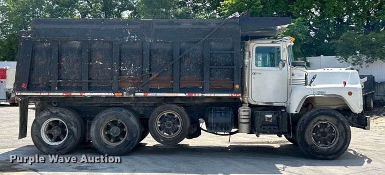 image for item EK4654 1999 Mack DM690S dump truck