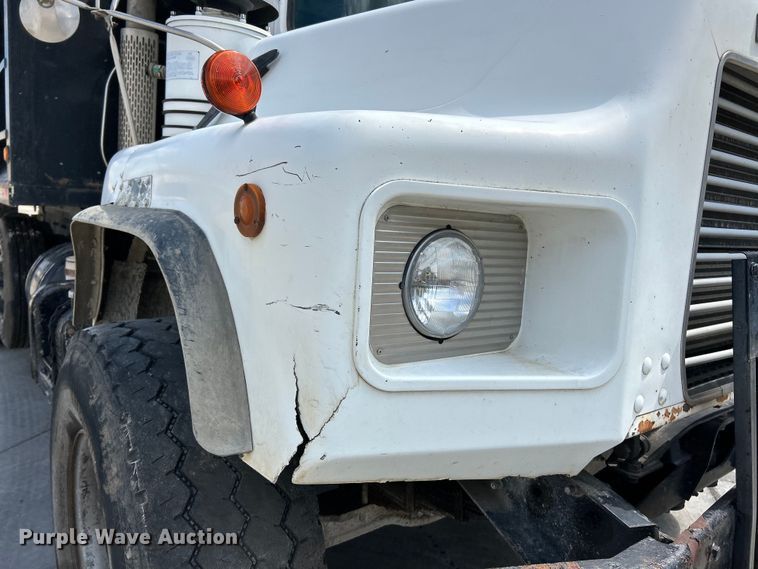 image for item EK4654 1999 Mack DM690S dump truck