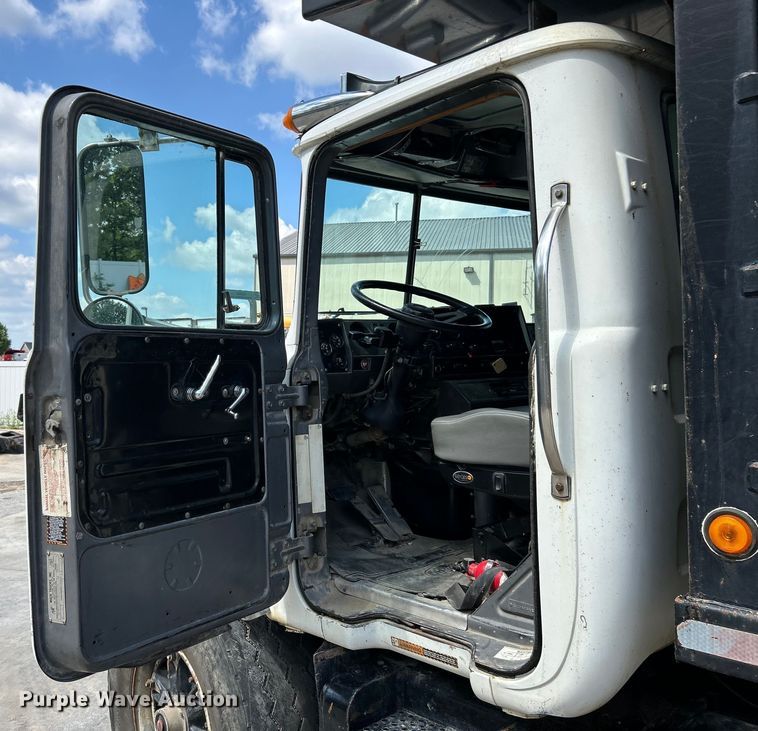 image for item EK4654 1999 Mack DM690S dump truck