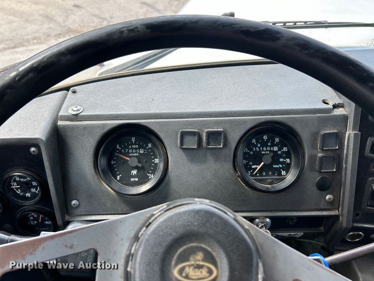 image for item EK4654 1999 Mack DM690S dump truck