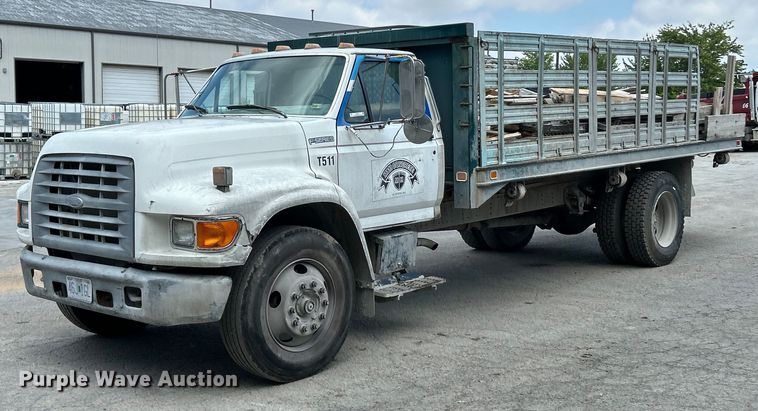 image for item EK4657 1998 Ford F700 flatbed truck