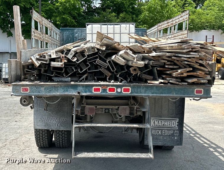 image for item EK4657 1998 Ford F700 flatbed truck