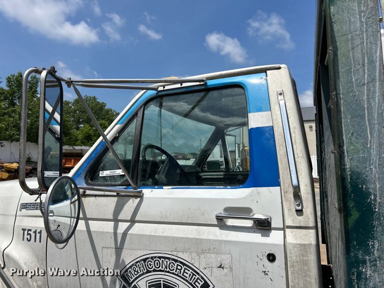 image for item EK4657 1998 Ford F700 flatbed truck