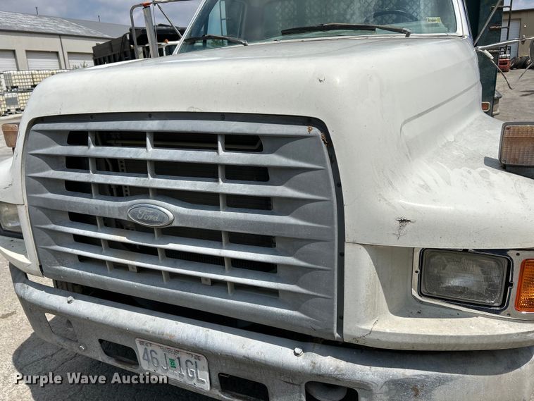 image for item EK4657 1998 Ford F700 flatbed truck