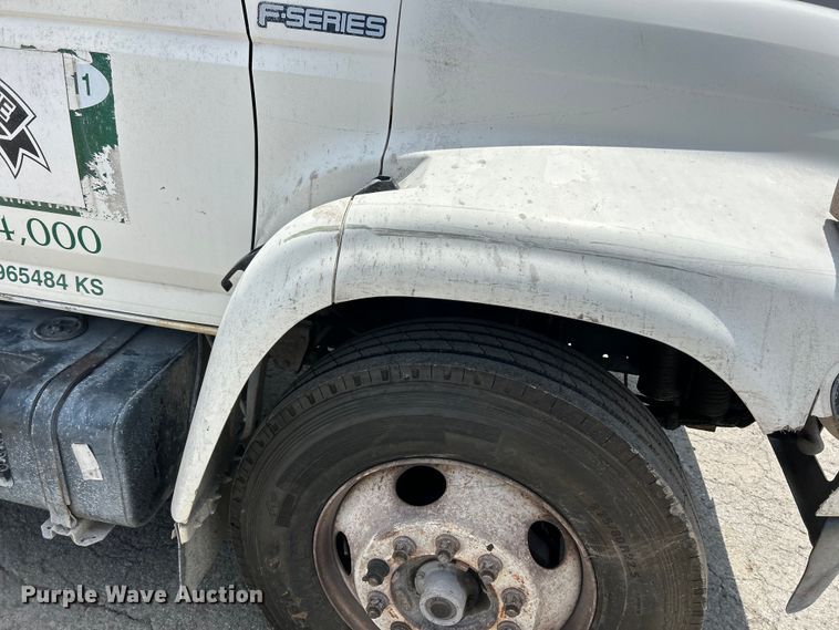 image for item EK4657 1998 Ford F700 flatbed truck