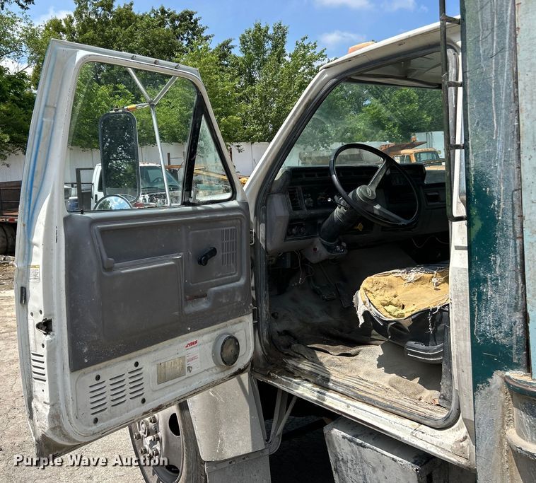 image for item EK4657 1998 Ford F700 flatbed truck