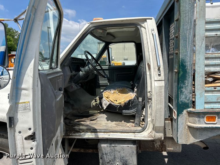 image for item EK4657 1998 Ford F700 flatbed truck