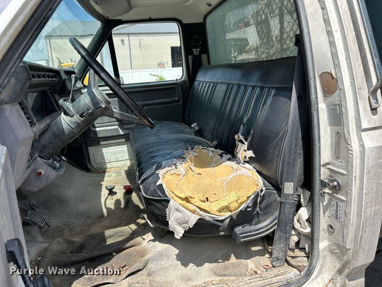 image for item EK4657 1998 Ford F700 flatbed truck