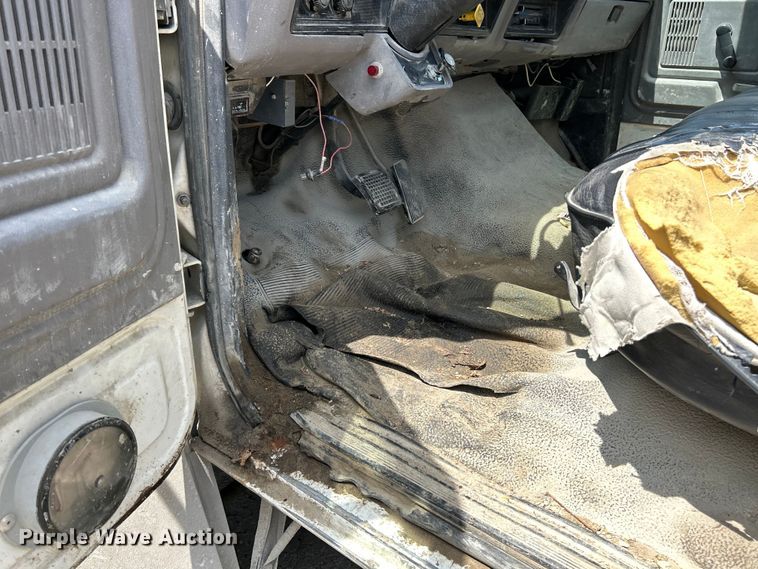 image for item EK4657 1998 Ford F700 flatbed truck