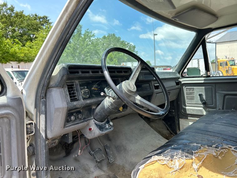 image for item EK4657 1998 Ford F700 flatbed truck