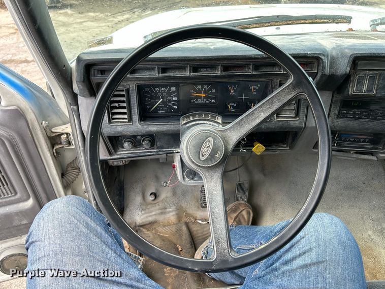 image for item EK4657 1998 Ford F700 flatbed truck