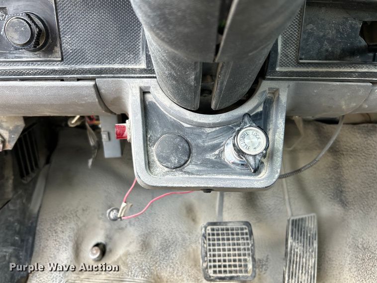 image for item EK4657 1998 Ford F700 flatbed truck