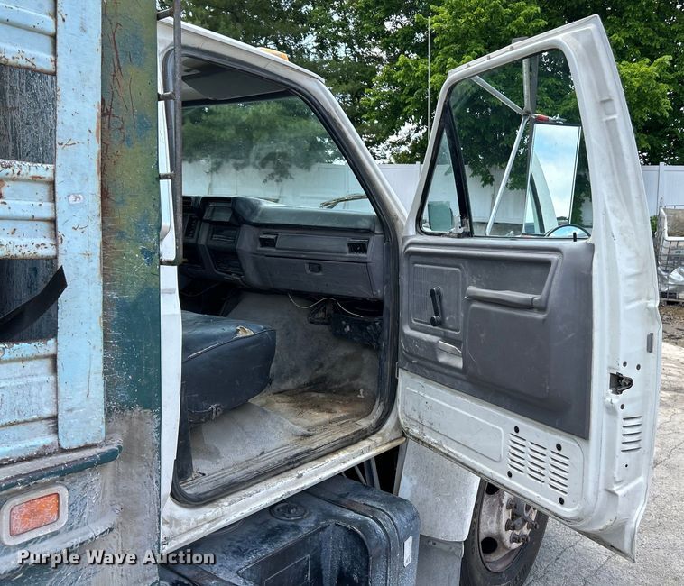 image for item EK4657 1998 Ford F700 flatbed truck