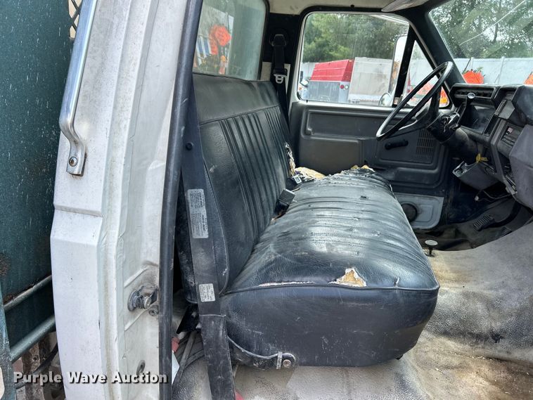 image for item EK4657 1998 Ford F700 flatbed truck