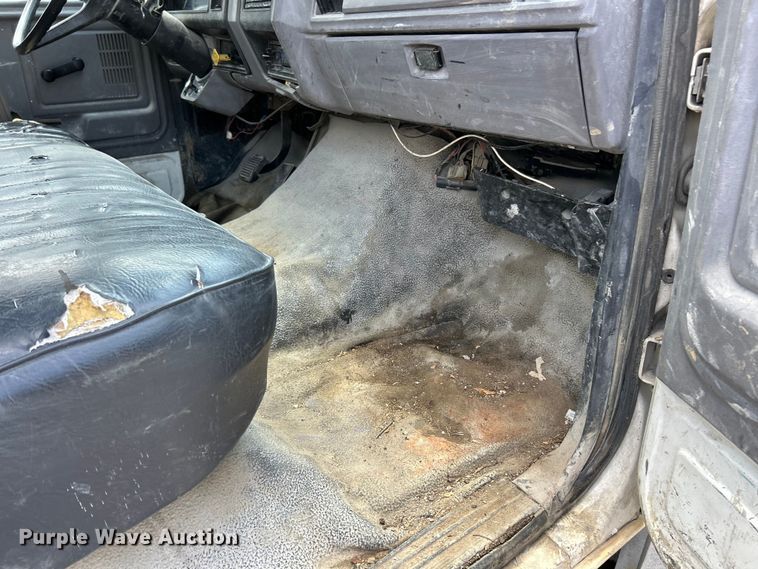 image for item EK4657 1998 Ford F700 flatbed truck