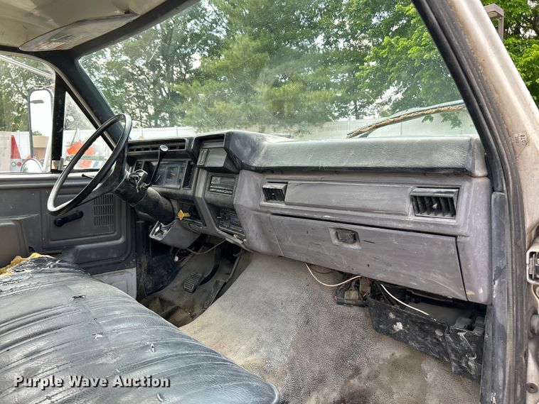 image for item EK4657 1998 Ford F700 flatbed truck