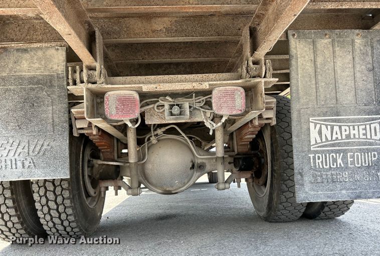 image for item EK4657 1998 Ford F700 flatbed truck