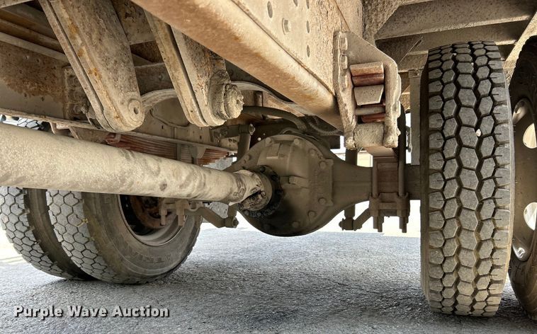 image for item EK4657 1998 Ford F700 flatbed truck