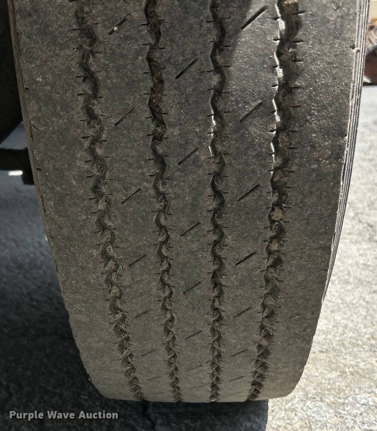 image for item EK4657 1998 Ford F700 flatbed truck