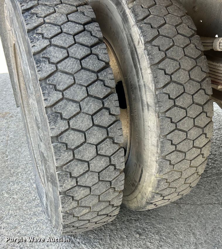 image for item EK4657 1998 Ford F700 flatbed truck