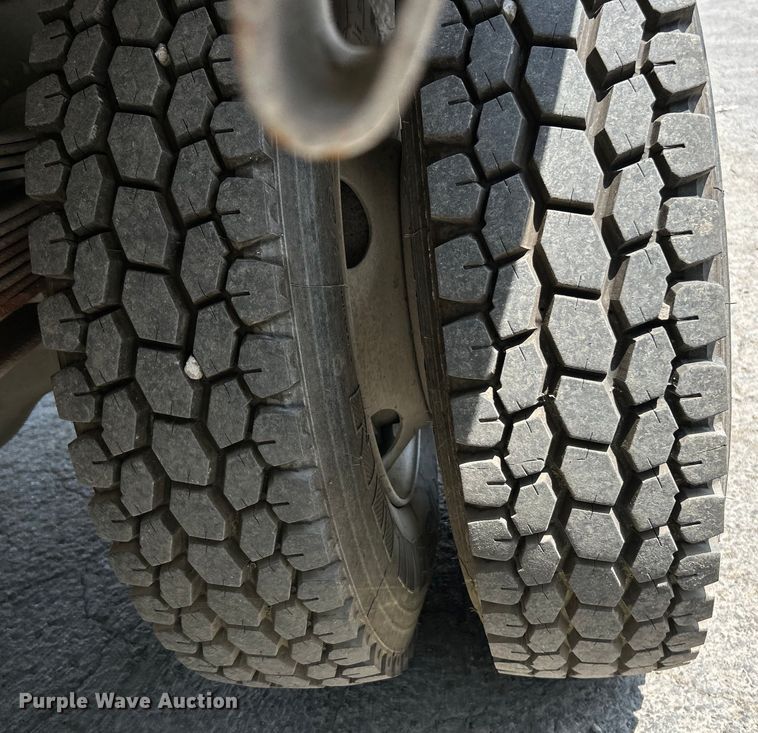 image for item EK4657 1998 Ford F700 flatbed truck