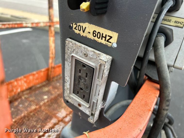 image for item EK4683 2005 JLG 600S boom lift