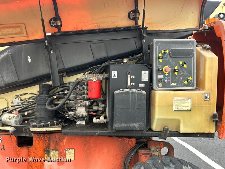 image for item EK4683 2005 JLG 600S boom lift