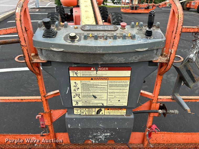 image for item EK4683 2005 JLG 600S boom lift