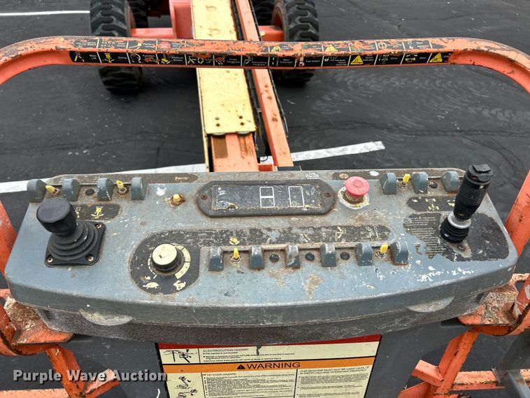 image for item EK4683 2005 JLG 600S boom lift