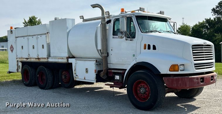 image for item EK4689 1998 Ford Louisville  utility / service truck