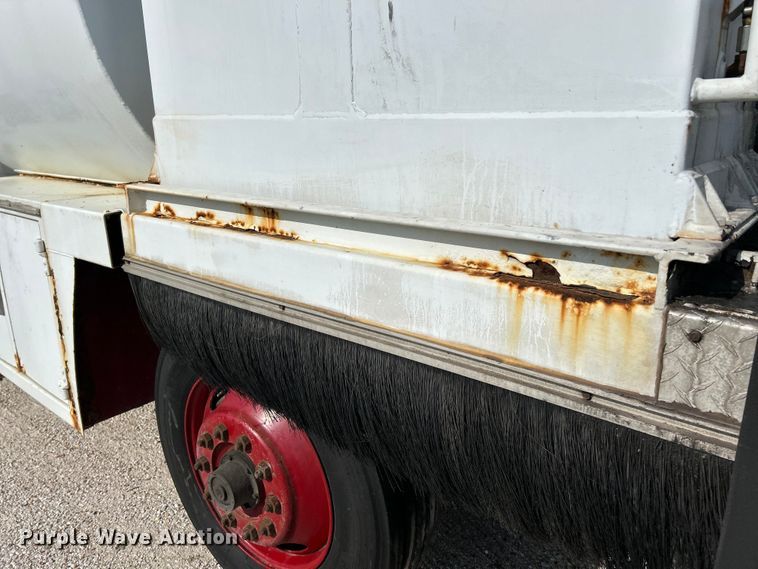 image for item EK4689 1998 Ford Louisville  utility / service truck