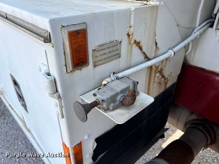 image for item EK4689 1998 Ford Louisville  utility / service truck