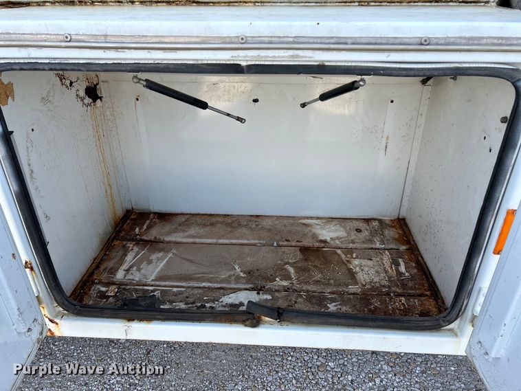 image for item EK4689 1998 Ford Louisville  utility / service truck